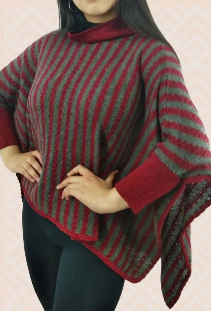 Poncho con cuello (franjas rojas y plomas)
