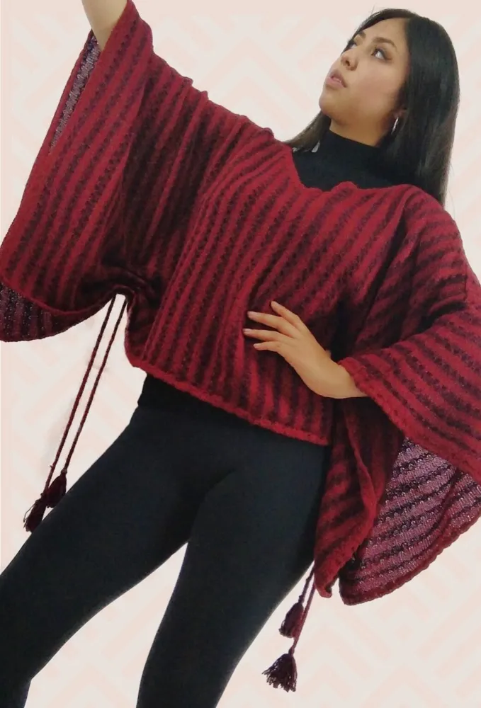 Poncho rojo con rayas